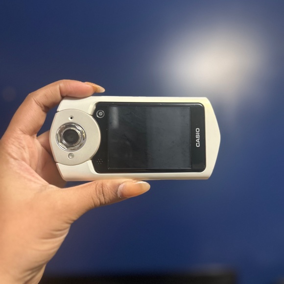 Casio EX-TR60 Self Portrait/Selfie/Mirrorless Bluetooth Digital camera working - Picture 3 of 5